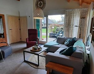 Gezellige woonkamer in Vakantiehuisje in Zelhem, met toegang tot het terras, Achterhoek.