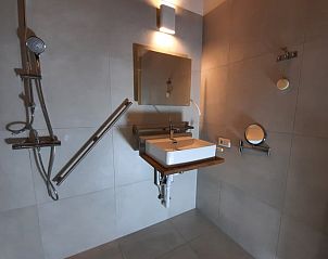 Badkamer met moderne douche in Vakantiehuisje in Zelhem, ideaal voor ontspanning, Achterhoek.