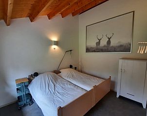 Slaapkamer met tweepersoonsbed in Vakantiehuisje in Zelhem, omgeven door de rust van de Achterhoek.