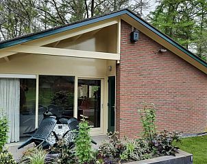 Vakantiehuisje in Zelhem, Achterhoek, met gezellige veranda en tuinzicht.
