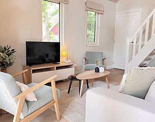 Gezellige woonkamer van Huisje in Ruurlo, vakantiehuis in de Achterhoek, Gelderland, met moderne inrichting en uitzicht op de groene omgeving.