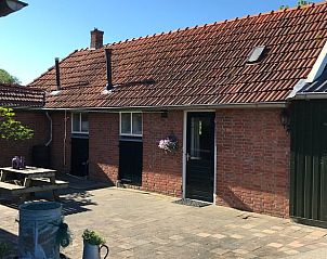 Courtyard of Holiday Home in Varsseveld with picnic table, ideal for outdoor living in Achterhoek.