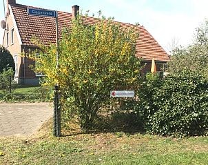 Entrance to Holiday Home in Varsseveld, surrounded by greenery in the picturesque Achterhoek, Gelderland.