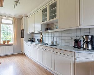Moderne keuken in Vakantiehuis in Aalten, compleet uitgerust voor een comfortabel verblijf in Gelderland.