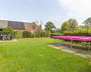 Grote tuin met trampoline bij Vakantiehuis in Aalten, perfect voor buitenactiviteiten in de Achterhoek.