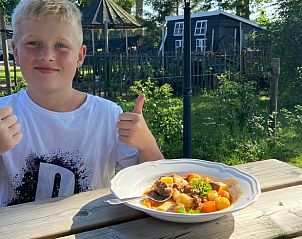 Genieten van een maaltijd in de tuin van Vakantiehuis in Aalten, een heerlijke ervaring in Gelderland.