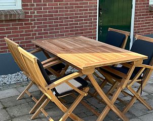Gezellig terras met houten tafel bij Huisje in Aalten, vakantiehuis in Achterhoek, Gelderland.