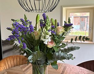 Bloemenarrangement op tafel in Huisje in Aalten, vakantiehuis in Aalten, Achterhoek, sfeervolle ambiance.
