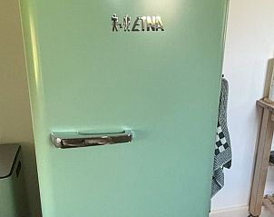 Retro koelkast in de keuken van Huisje in Aalten, vakantiehuis in Aalten, Achterhoek, met vintage charme.