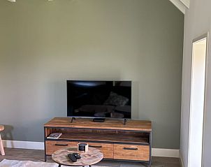 Tv-meubel in de woonkamer van Huisje in Aalten, vakantiehuis in Achterhoek, met moderne esthetiek.