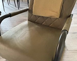 Comfortabele stoel in de woonkamer van Huisje in Aalten, vakantiehuis in Aalten, Achterhoek, voor ultiem comfort.