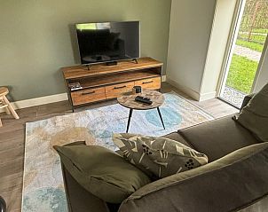 Gezellige zithoek met tv in Huisje in Aalten, vakantiehuis in Achterhoek, ideaal voor ontspanning.