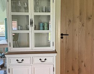 Elegant dressoir in de woonkamer van Huisje in Aalten, vakantiehuis in Aalten, Achterhoek, met glaswerk.