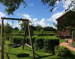 Geniet van de groene tuin en speelplek bij Vakantiehuis in Aalten, gelegen in het pittoreske Achterhoek, Gelderland.