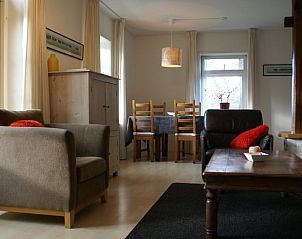 Gezellige woonkamer van Vakantiehuis in Aalten, gelegen in de Achterhoek, Gelderland, met comfortabele zitruimte en eethoek.