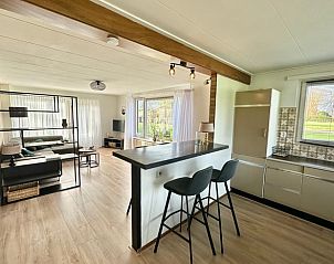 Moderne binnenruimte van Huisje in Aalten, een vakantiehuis in Aalten, Achterhoek, met open keuken en uitzicht op de natuur.