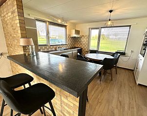 Gezellige keuken en eetruimte in Huisje in Aalten, vakantiehuis in Aalten, Achterhoek, met uitzicht op het groene landschap van Gelderland.