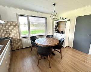 Gezellige eetkamer in Huisje in Aalten, vakantiehuis in Aalten, Achterhoek, Gelderland. Geniet van het uitzicht op de groene omgeving.