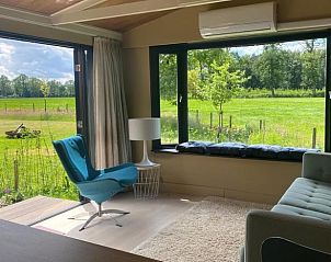 Ruime woonkamer met uitzicht op de natuur in Huisje in Aalten, Achterhoek, Gelderland.