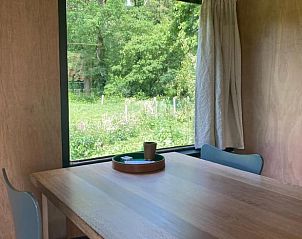 Eethoek met uitzicht op groen in Huisje in Aalten, vakantiehuis in Achterhoek, Gelderland.