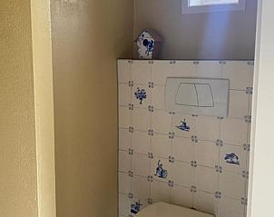 Stijlvolle badkamer in Huisje in Aalten, vakantiehuis in Aalten, Achterhoek, Gelderland met klassieke tegels.