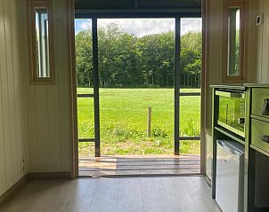 Binnenruimte van Huisje in Aalten met uitzicht op de weelderige natuur in Aalten, Achterhoek, Gelderland.