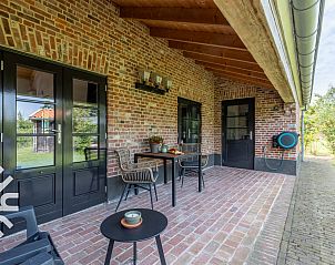 Charmante bakstenen gevel van vakantiehuis DG1466 in Aalten, Achterhoek, Gelderland.