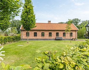Groene tuin met zitbank bij vakantiehuis DG1466, Aalten, Achterhoek, perfect voor ontspanning.