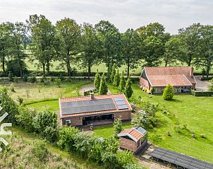 Tuin met barbecue en ligstoelen bij vakantiehuis DG1466, Aalten, Achterhoek, ideaal voor zomeravonden.