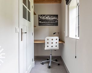 Gezellige eetkamer in vakantiehuis DG1466, Aalten, Achterhoek, met zicht op de tuin.