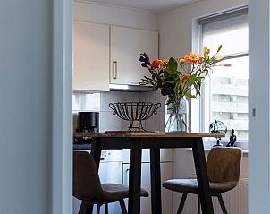 Moderne keuken met bloemen in Vakantiehuisje in Aalten, perfect voor een ontspannen verblijf in de Achterhoek.