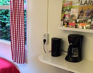 Binnenruimte van Vakantiehuisje in Laren, Achterhoek, Gelderland met koffiezetapparaat en informatieve brochures.