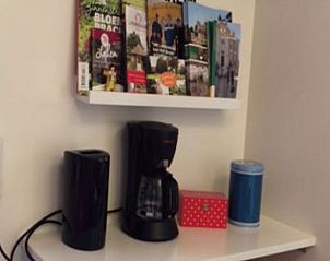Praktische keukenhoek in Vakantiehuisje in Laren, Achterhoek, Gelderland met koffiezetapparaat en leesmateriaal.