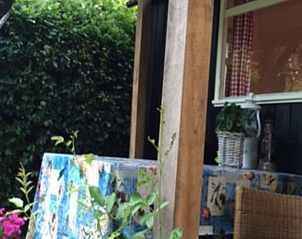 Intieme zithoek op de veranda van Vakantiehuisje in Laren, Achterhoek, Gelderland met gezellige sfeer.