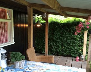 Schaduwrijke veranda van Vakantiehuisje in Laren, Achterhoek, Gelderland met sfeerverlichting.