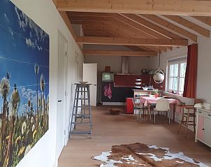 Binnenruimte van Huisje in Laren, vakantiehuis in de Achterhoek, Gelderland, met modern interieur en houten balken.