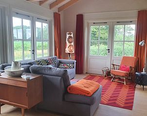 Gezellige woonkamer van Huisje in Laren, vakantiehuis in de Achterhoek, Gelderland, met uitzicht op de natuur.