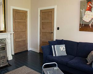 Stijlvolle binnenruimte met houtkachel in Vakantiehuisje in Laren, Gelderland.