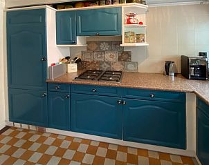 Volledig uitgeruste keuken in Vakantiehuisje in Laren, Achterhoek, met blauwe kasten.