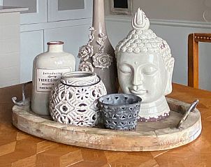 Decoratieve details in de eetkamer van Vakantiehuisje in Laren, Gelderland.