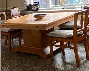 Houten eettafel met stoelen in Vakantiehuisje in Laren, Achterhoek, voor gezellige diners.