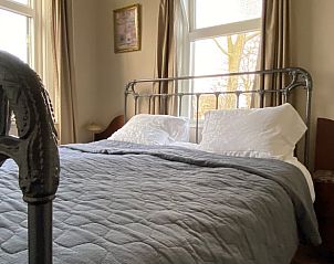 Slaapkamer met comfortabel bed in Vakantiehuisje in Laren, Achterhoek, Gelderland.