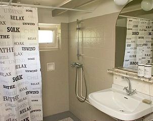 Moderne badkamer met douche in Vakantiehuisje in Laren, Achterhoek, Gelderland.