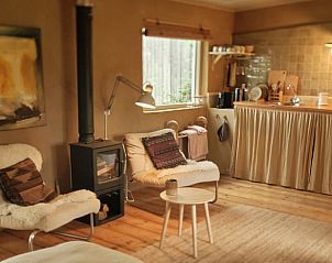 Gezellige woonkamer van Vakantiehuisje in Laren Gld met houtkachel, Laren, Achterhoek, Gelderland.