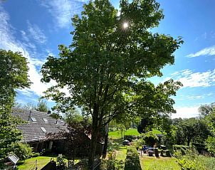 Buitenzicht van Vakantiehuisje in Laren Gld omgeven door groen, Laren, Achterhoek, Gelderland.