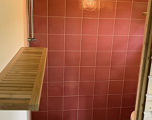 Moderne badkamer met roze tegels in Vakantiehuisje in Laren Gld, Laren, Achterhoek, Gelderland.