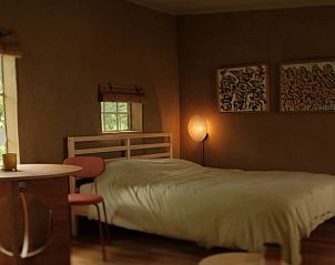 Ruime slaapkamer met kunst aan de muur in Vakantiehuisje in Laren Gld, Laren, Achterhoek, Gelderland.