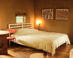 Lichte slaapkamer met houten vloer in Vakantiehuisje in Laren Gld, Laren, Achterhoek, Gelderland.