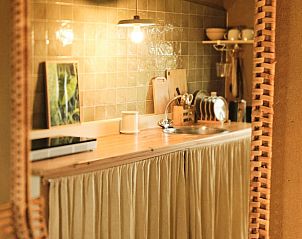 Gezellige keukenhoek met verlichting in Vakantiehuisje in Laren Gld, Laren, Achterhoek, Gelderland.