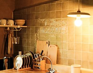 Gedetailleerde keuken met servies in Vakantiehuisje in Laren Gld, Laren, Achterhoek, Gelderland.